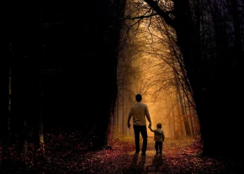 Imagen de un padre cristiano guiando a su familia con amor y principios bíblicos.