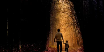 Imagen de un padre cristiano guiando a su familia con amor y principios bíblicos.