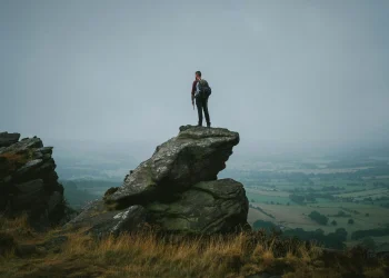 La importancia de edificar la vida sobre un fundamento firme en Cristo, la Roca eterna que nos da estabilidad en tiempos difíciles.