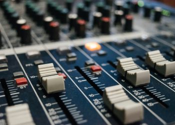 Consola y micrófono para programa de radio online cristiana.