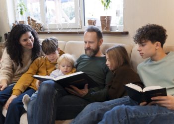 Miembros de la familia leyendo la Biblia juntos, fortaleciendo su fe y vínculo familiar.