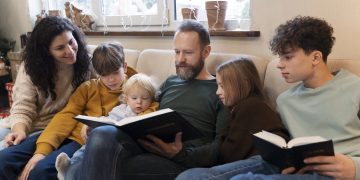 Miembros de la familia leyendo la Biblia juntos, fortaleciendo su fe y vínculo familiar.