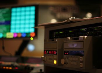 Guía práctica para crear y gestionar una emisora de radio cristiana FM o AM.