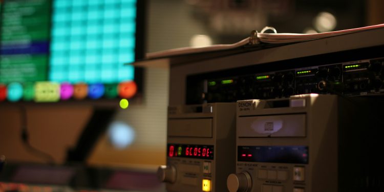 Guía práctica para crear y gestionar una emisora de radio cristiana FM o AM.