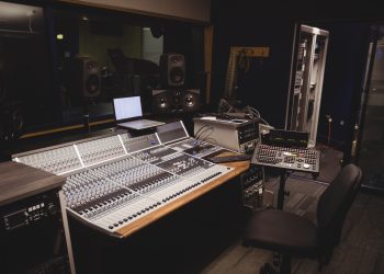 Comparación entre radio cristiana online y tradicional en términos de alcance, costos y accesibilidad.