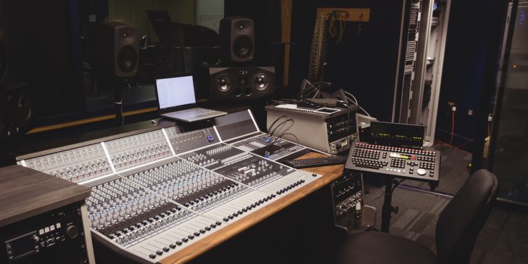 Comparación entre radio cristiana online y tradicional en términos de alcance, costos y accesibilidad.