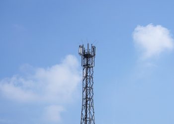 Escucha la radio cristiana FM en comunidades rurales para llevar el evangelio.