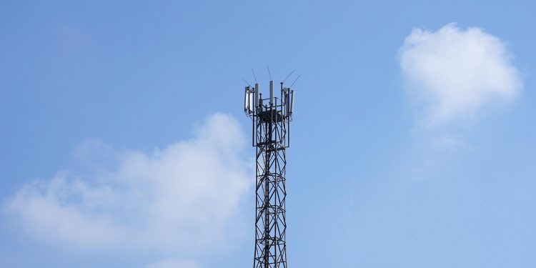 Escucha la radio cristiana FM en comunidades rurales para llevar el evangelio.