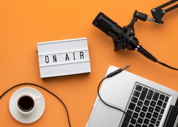 Página web de emisora cristiana mostrando transmisión en vivo y contenido de podcast