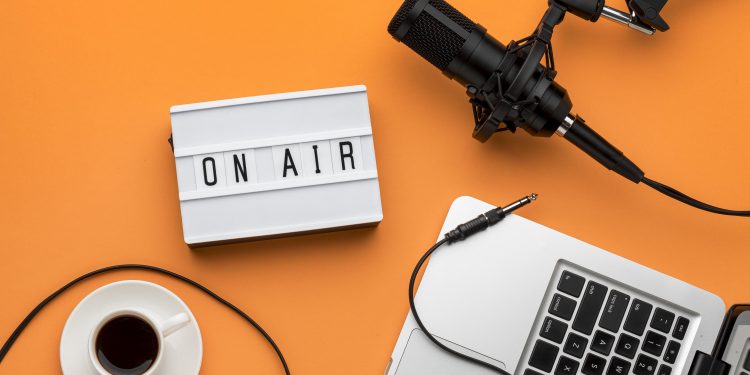 Página web de emisora cristiana mostrando transmisión en vivo y contenido de podcast