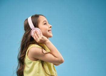 Niños disfrutando de un programa cristiano en la radio.