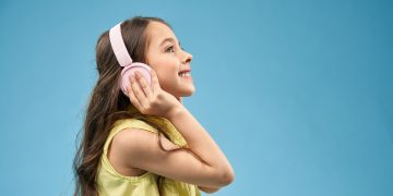 Niños disfrutando de un programa cristiano en la radio.